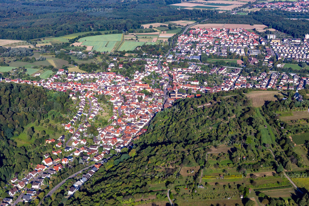 Luftbild: Ortsansicht der Straßen und Häuser der Wohngebiete im Ortsteil Obergrombach in Bruchsal im Bundesland Baden-Württemberg in Deutschland. Foto: IMG_093928.jpg vom 23.08.2016 durch Werner Riehm/FLY-FOTO.de