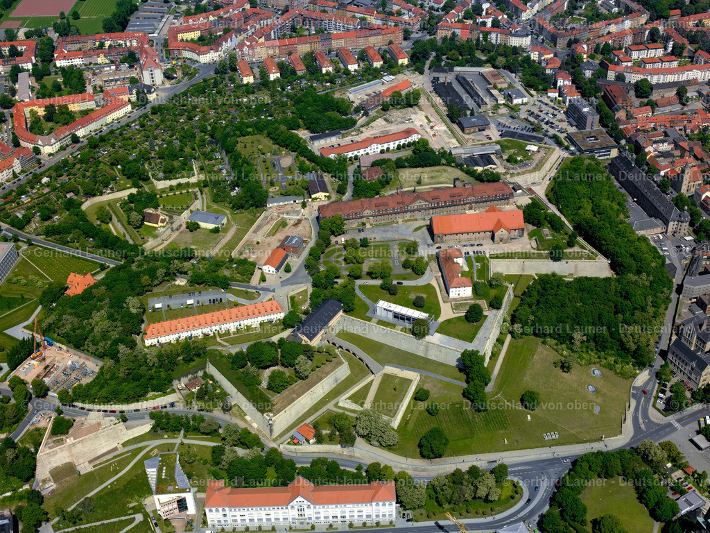 2413800 | Zitadelle Petersberg, umgeben von Häuser, sternförmige Mauern