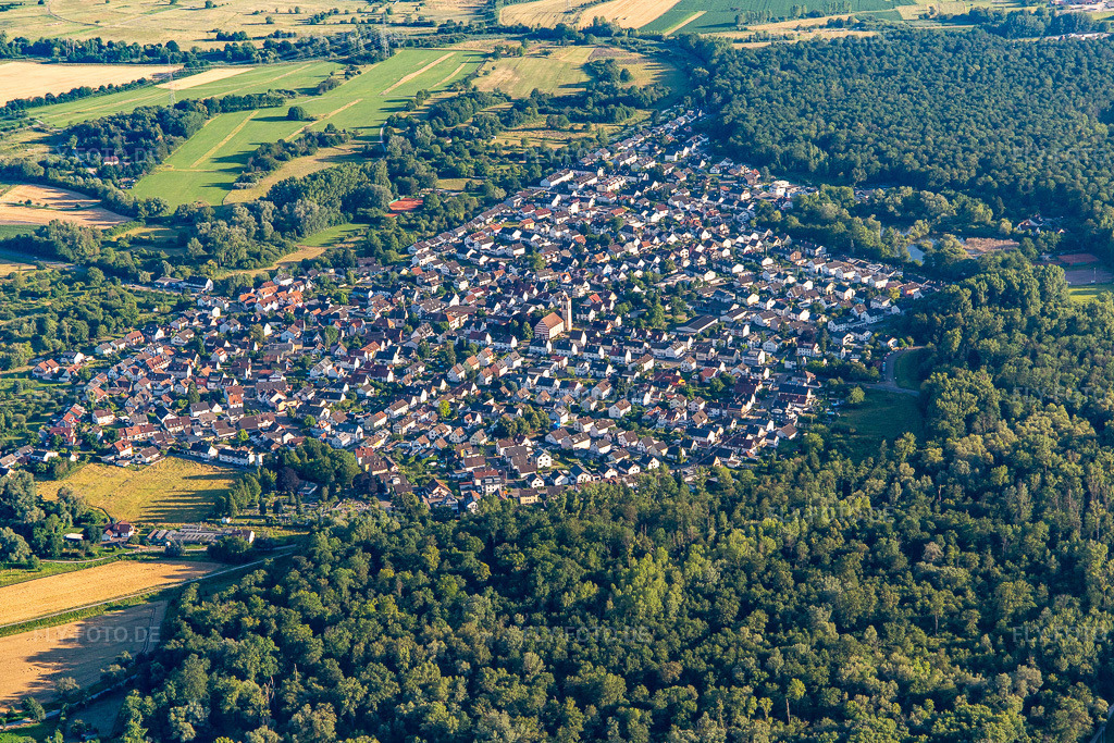 Luftbild: Ortsansicht von Norden im Ortsteil Neuburgweier in Rheinstetten im Bundesland Baden-Württemberg in Deutschland. Foto: IMG_141881.jpg vom 28.06.2024 durch Werner Riehm/FLY-FOTO.de
