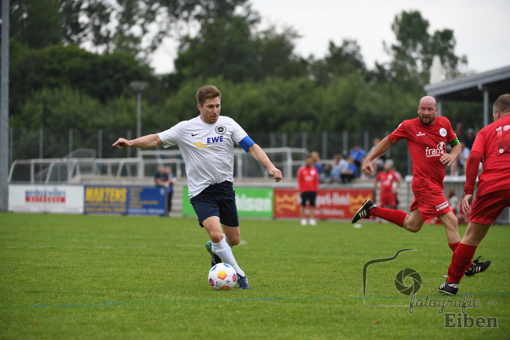 SV Brake Ü40-BW Bümmerstede (Ü40) | Kreispokal Finale Jade-Weser-Hunte Ü40; SV Brake Ü40 (rot)-BW Bümmerstede Ü40 (weiß) am 15.06.2025 in Rastede (Sportanlage Köttersweg), Photo: Philip Eiben 2025 - Realisiert mit Pictrs.com