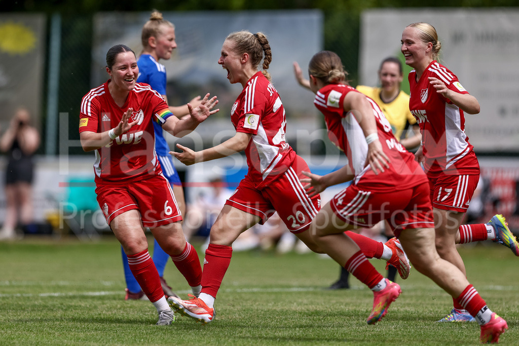 Fussball, Aufstiegsspiel Regionalliga Nord Frauen, SpVg Aurich - SSC Hagen Ahrensburg | v.li.: Sina Brühl (SpVg Aurich, 6), Torschützin Ana-Carolin Hoffmann (SpVg Aurich, 20), Lucy Minne (SpVg Aurich, 14) und Teresa Frizberg (SpVg Aurich, 17) mit Torjubel, Jubel, jubeln, jubelt, optimistisch, Spielszene, Highlight, Freude über das Tor zum 1:0