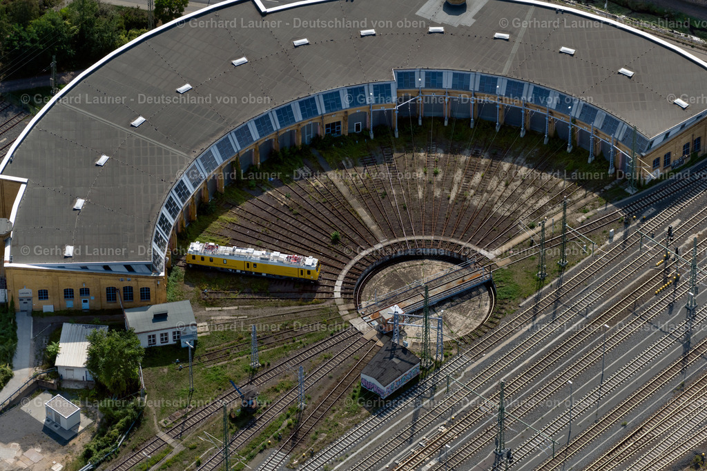4039747 | LEIPZIG 14.09.2020 Gleisanlagen und Schienenstrecken am Rundschuppen ( auch Lokschuppen, Ringlokschuppen, Lokhalle oder Triebfahrzeughalle ) des Bahn- Betriebswerkes in Leipzig im Bundesland Sachsen, Deutschland. Weiterführende Informationen bei: DB Netz AG,  Deutsche Bahn AG. // Trackage and rail routes on the roundhouse - locomotive hall of the railway operations work in Leipzig in the state Saxony, Germany. Further information at: DB Netz AG,  Deutsche Bahn AG. Foto: Gerhard Launer
