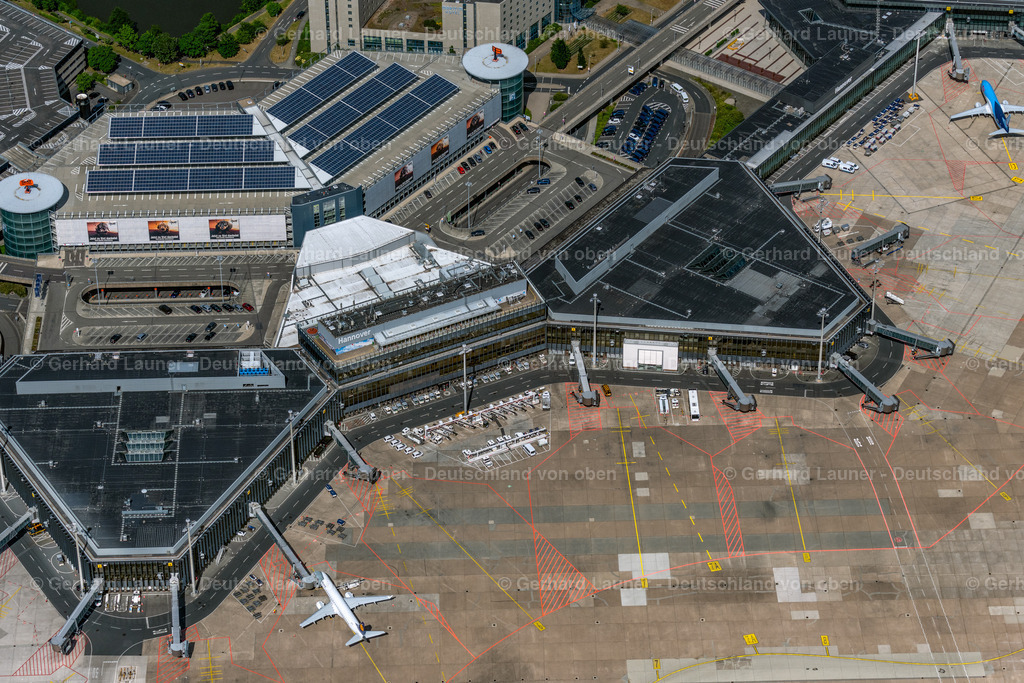 4030891 | LANGENHAGEN 02.06.2020 Abfertigungs- Gebäude und Terminals auf dem Gelände des Flughafen " Flughafen Hannover " an der Flughafenstraße in Langenhagen im Bundesland Niedersachsen, Deutschland. // Dispatch building and terminals on the premises of the airport "Flughafen Hannover" on Flughafenstrasse in Langenhagen in the state Lower Saxony, Germany. Foto: Gerhard Launer