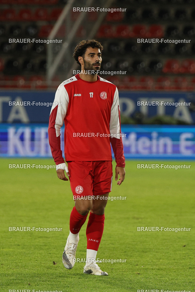 SV Wehen Wiesbaden - Rot-Weiss Essen | Wiesbaden, Deutschland, 22.08.2025Ekin Çelebi  (Rot-Weiss Essen) schaut während des drittliga Spiels zwischen SV Wehen Wiesbaden und Rot-Weiss Essen am 22.08.2025 in der BRITA-Arena in Wiesbaden. (Foto von Timo Bluhmki-Schmidt/Brauer Fotoagentur