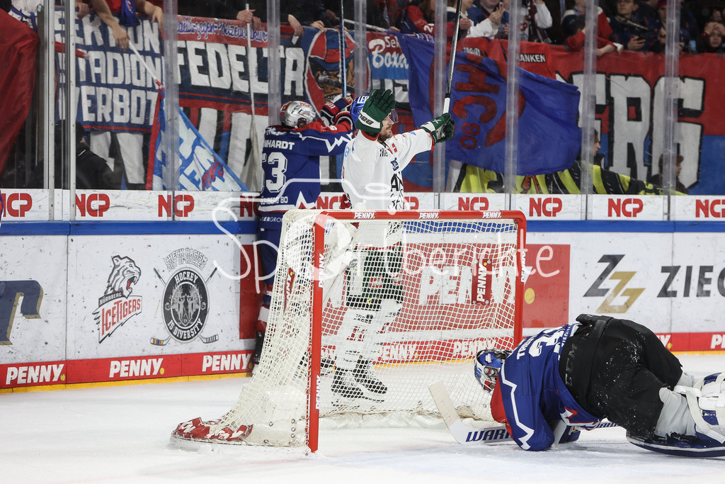 Nürnberg Ice Tigers - Augsburger Panther | Grenzenloser Jubel der Panther nach dem Siegtreffer in der Overtime durch Zachery MITCHELL (AEV #18) / Freude / Happy / Tor / Treffer / Torschuezte