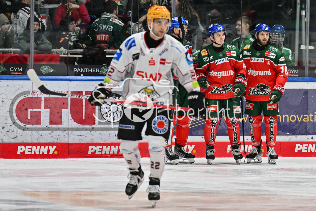 Augsburger Panther - Fischtown Pinguins | Die Panther freuen sich wenig ueber den Treffer zum 1-5 durch Florian ELIAS (Augsburger Panther #67) / Tor / Torschuetze / DEL: Augsburger Panther - Fischtown Pinguins, Curt Frenzel Stadion am 08.01.2025