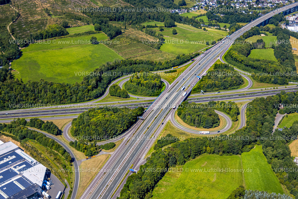 Wenden250810524 | Luftbild vom Autobahnkreuz Olpe, Autobahnkreuz Wenden mit Autobahn A45 Sauerlandlinie und Autobahn A4 in form eines Kleeblatt in Wenden im Sauerland im Bundesland Nordrhein-Westfalen, Deutschland