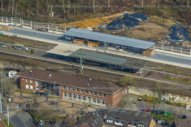 Dinslaken240308717 | Luftbild, Dinslaken Bahnhof Hbf mit neuem Bahnsteig und Bahnhofsvorplatz, Baustelle Ausbau und Lärmschutzwand, Betuweroute und Betuwe-Linie Ausbau der Eisenbahnstrecke, Dinslaken, Nordrhein-Westfalen, Deutschland
