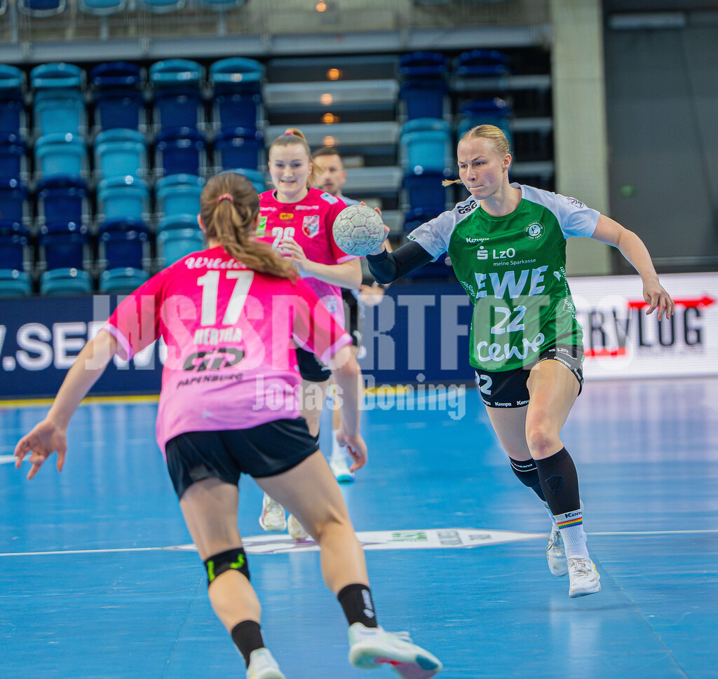 Handball I Frauen I Saison 2025-2026 I 1. HBF I 15. Spieltag I VFL Oldenburg - SV Union Halle-Neustadt 0057 | Lotta Röpcke (22, VfL Oldenburg) - Realisiert mit Pictrs.com