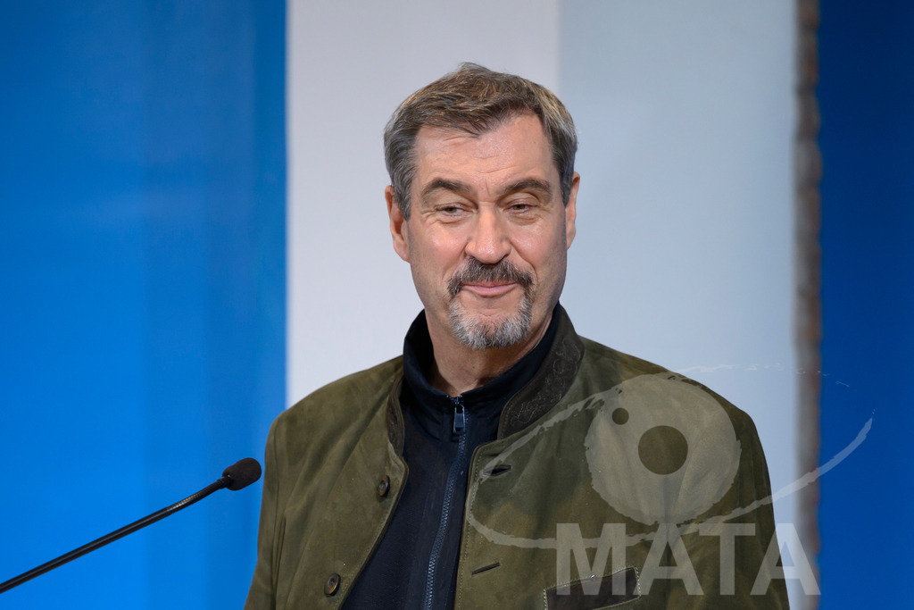 _DW04792 | Bayerns Ministerpräsident Markus Söder (CSU) bei einer Pressekonferenz im Lokschuppen. Rosenheim, 02.12.2025 Bayern Deutschland - Realisiert mit Pictrs.com