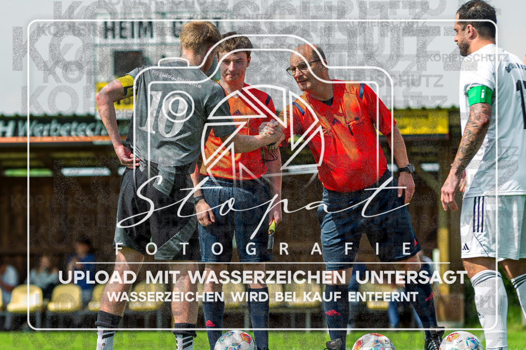 Kreisliga Herren HK - FG Fulde-Stellichte vs. Germania Walsrode | Pascal-Laurin Berger (FG Fulde-Stellichte #10), Gerrit Ludwig (Schiedsrichter); Kreisliga Herren HK - FG Fulde-Stellichte vs. Germania Walsrode am 10.05.26 in Fulder Zentralstadion, Fulde - Realisiert mit Pictrs.com