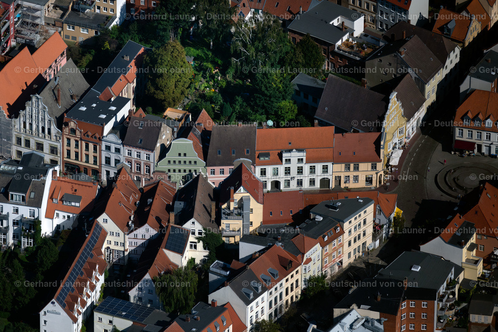 4062266 | WISMAR 08.09.2021 Stadtansicht des Innenstadtbereiches an der Bohrstraße in Wismar im Bundesland Mecklenburg-Vorpommern, Deutschland. // City view on down town on Bohrstrasse in Wismar in the state Mecklenburg - Western Pomerania, Germany. Foto: Gerhard Launer