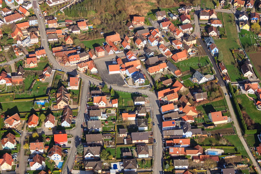 Vue aérienne: Rue du Rhin et La Sauer à Munchhausen dans le département Bas Rhin, France – .Photo: IMG_25593.jpg prise le 02/04/2010 par Werner Riehm/FLY-FOTO.eu – Résolution de l'original: 4234 x 2823 px