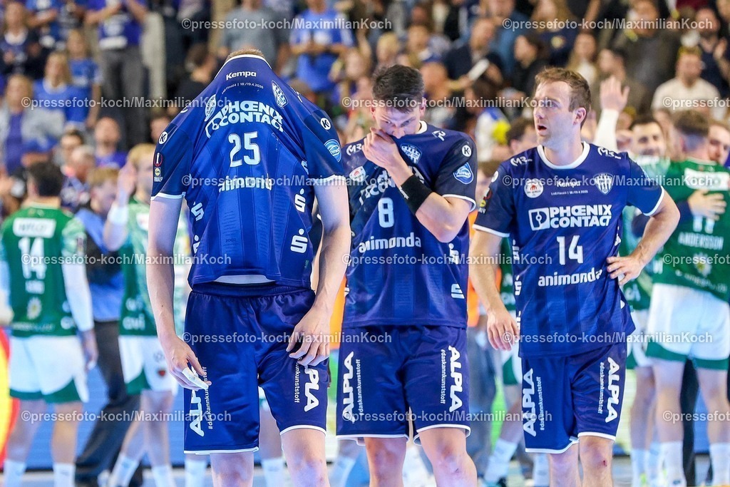xSSCx18042601031 | 18.04.2026, xsscx, Handball, DHB-Pokal Lidl Final4, TBV Lemgo-Lippe - Füchse Berlin, Saison 2025 / 2026 Herren, Lanxess Arena: Niels Versteijnen(TBV Lemgo Lippe #25) enttäuscht Enttäuschung mit dem Triukot über dem Kopf - Die Spieler des TBV Lemgo sind traurig nach der Niderlage gegen die Füchse Berlin Photo: xSandraxScherningxPressefotoKochx