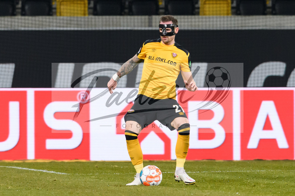 SGDHSV20220114_115 | Fussball, Herren: Michael Sollbauer (SG Dynamo Dresden) in Aktion, am Ball, Einzelaktion bei dem Spiel der 2. Bundesliga zwischen SG Dynamo Dresden und Hamburger SV im Rudolf-Harbig-Stadion am 14.01.2022 in Dresden, Deutschland.DFB / DFL REGULATIONS PROHIBIT ANY USE OF PHOTOGRAPHS AS IMAGE SEQUENCES AND/OR QUASI-VIDEO. - Realisiert mit Pictrs.com