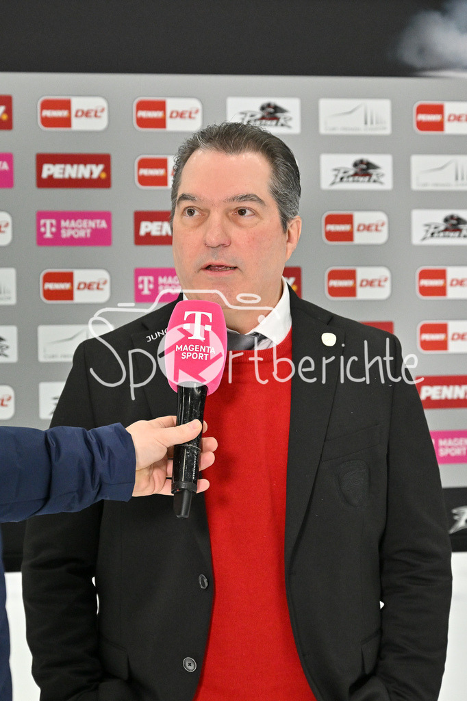 Augsburger Panther - Straubing Tigers | Larry MITCHELL Headcoach Augsburger Panther gibt vor der Partie ein Interview bei MagentaSport / DEL: Augsburger Panther - Straubing Tigers, Curt Frenzel Stadion am 29.11.2024