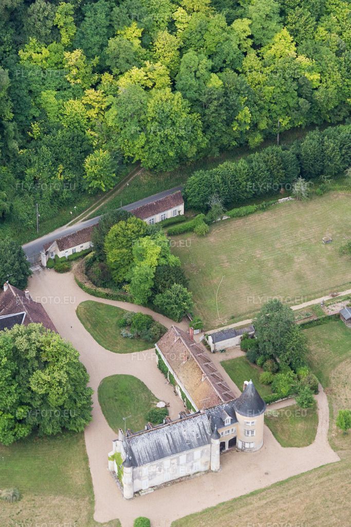 Vue aérienne: Vue de la ville à Lavardin dans le département Loir et Cher, France. Photo: IMG_101155.jpg prise le 24/06/2017 par Werner Riehm/FLY-FOTO.euRésolution de l'original: 2227 x 3341 px