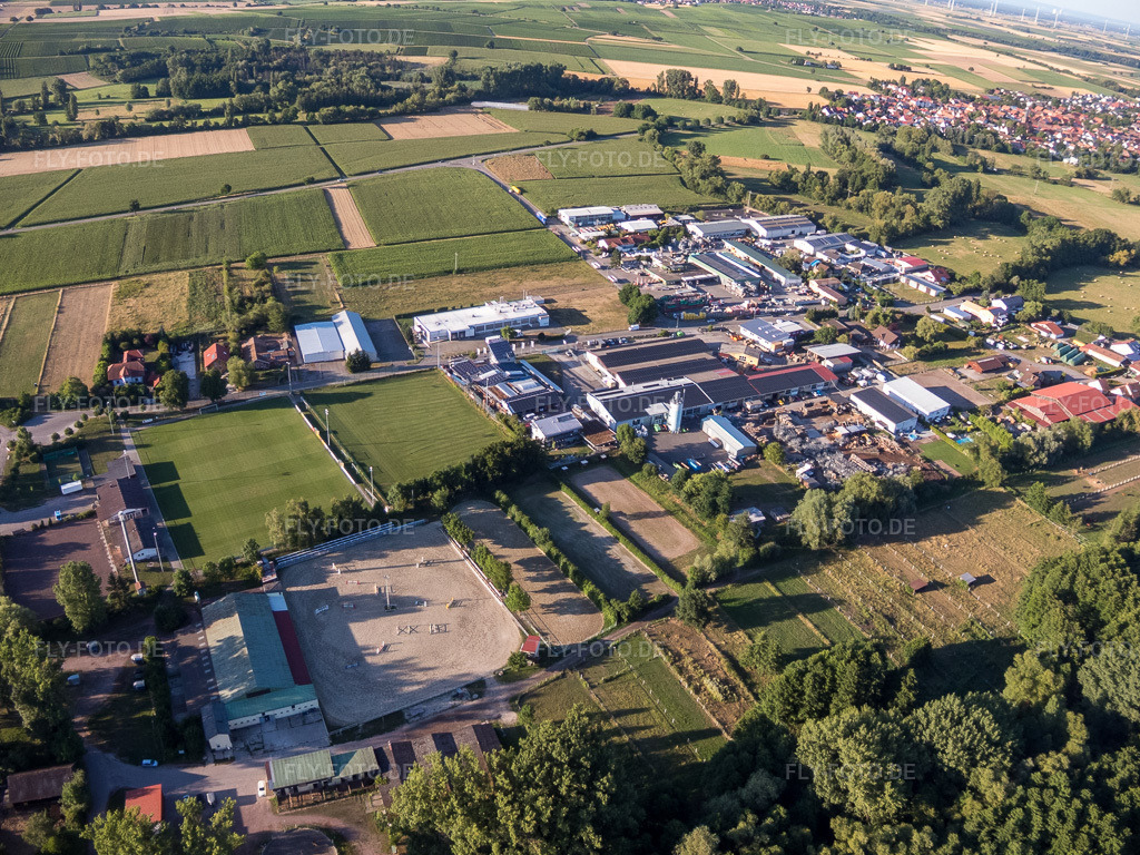 Luftbild: Reit- und Fahrverein e.V. Billigheim im Ortsteil Billigheim in Billigheim-Ingenheim im Bundesland Rheinland-Pfalz in Deutschland. Foto: P7130160.jpg vom 13.07.2017 durch Werner Riehm/FLY-FOTO.deReit- und Fahrverein Billigheim e.V. - Leidenschaft & Tradition seit 1953