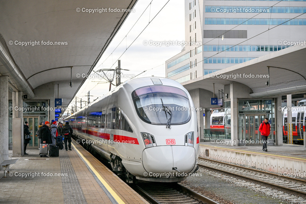 Hauptbahnhof Linz_ Bahnhofshalle_ Bahnsteig_ 26.12.2023-29 | 26.12.2023, Hauptbahnhof Linz, AUT, Bahnhofshalle und Bahnsteig, im Bild Bahnhofshalle, Bahnsteig, Zug, Fahrgaeste, Ticket, Ticketautomat, OEBB, Reisende, Gepaeck, Railjet, Westbahn, ICE, DB, Schild, Anzeigetafel, Linz