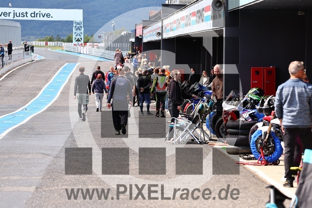 social-20250823_07250 | Schöne Erinnerungen an spannende Momente - das festzuhalten ist unser Job. PIXELrace.de ist seit 2003 auf den Rennstrecken Europas unterwegs um die Action draußen beim Fahren und die wunderbare Stimmung imm Fahrerlager für euch einzufangen.