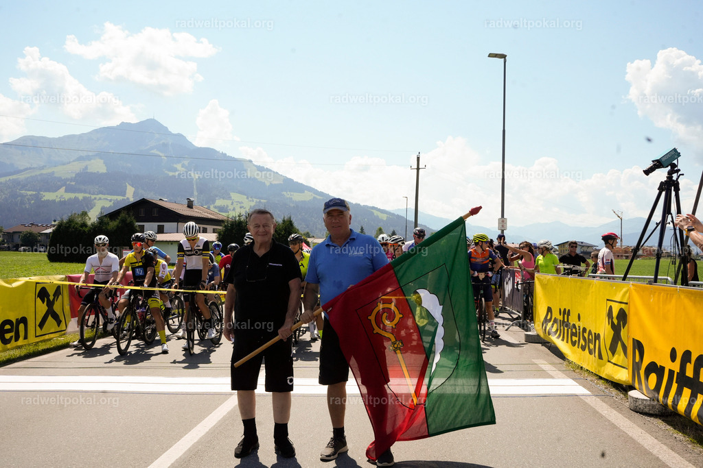 227_20230817_Bewerb_Maenner_Muehlanger | AUT - OESTERREICH, 2023-08-16: SPORT RENNRAD-FAHREN - 55. INTERNATIONALER RADWELTPOKAL IN ST. JOHANN IN TIROL  - Vintage-Radrennen mit WM-Bronze-Medaillen-Siegerin Christina Schweinberger, den Teilnehmer und Alexander Baumann (vom Orginastions-Team) - TAG 2 BEWERB MAENNER IN SECHS GRUPPEN  ; Foto: Roland Muehlanger