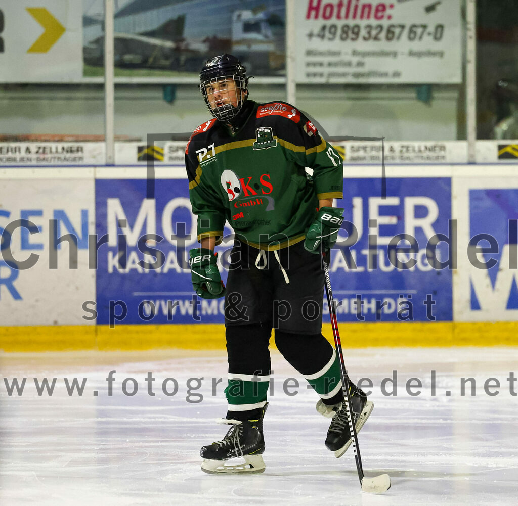 2022-12-04_025_TSV_Erding_gegen_EHC_Klostersee | Erding, Deutschland, 04.12.2022:
Eishockey, Bayernliga U17 2022 / 2023, 11. Spieltag, TSV Erding gegen EHC Klostersee, Endergebnis: 3:5

Rufus Heinrich (Erding Gladiators, #17)

Foto: Christian Riedel / fotografie-riedel.net