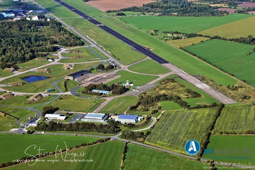 Luftbild Flughafen Husum-Schwesing und Flugplatz Husum-Narrenthal  | Der Flugplatz Husum-Narrenthal bzw. Schauendahl, nordlich von Husum, wurde 1937 von der neu aufgestellten Luftwaffe übernommen und zu einem größeren Militärflugplatz ausgebaut. Während des Zweiten Weltkriegs diente er als wichtiger Stützpunkt für die deutsche Luftwaffe, insbesondere für den Schutz der deutschen Nordseeküste.