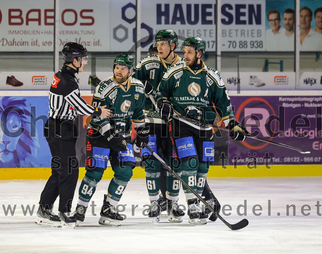 2025-11-16_109_TSV_Erding_gegen_Selber_Woelfe | Erding, Deutschland, 16.11.2025:Eishockey, Oberliga Süd 2025 / 2026, 17. Spieltag, TSV Erding gegen Selber Wölfe, Endergebnis: 3:1Markus Eberhardt (Erding Gladiators, #94), Moritz Köttstorfer (Erding Gladiators, #61), Maximilian Forster (Erding Gladiators, #81)Foto: Christian Riedel / fotografie-riedel.net