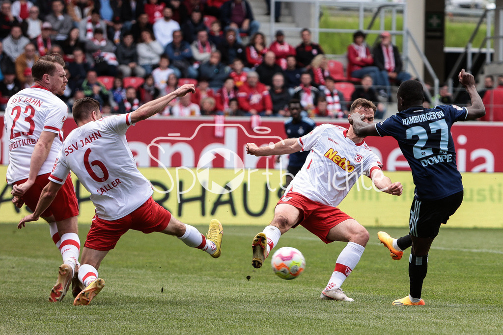 SSV Jahn Regensburg - Hamburger SV | Mit vereinten Kraeften koennen die Hausherren den Schuss von Jean-Luc DOMPE (HSV #27) verhindern
