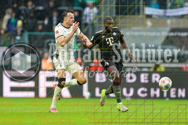 Borussia Mönchengladbach vs FC Bayern München - Bundesliga  | Mönchengladbach, Deutschland, 25.10.25:   Haris Tabakovic (Borussia Mönchengladbach) und Dayot Upamecano (FC Bayern München) im Kampf um den Ball waehrend des Spiels der Bundesliga zwischen Borussia Mönchengladbach vs FC Bayern München im Stadion im Borussia Park(Foto von Brauer-Fotoagentur / Adrian Schlueter)