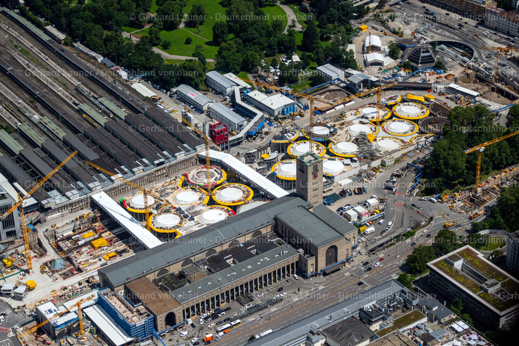 4046408 | STUTTGART 19.07.2021 Bauarbeiten zum Verkehrs- und Städtebauprojekt " Stuttgart 21 " in Stuttgart im Bundesland Baden-Württemberg. Weiterführende Informationen bei: DB Netz AG,  Deutsche Bahn AG,  Ed. Züblin AG,  GODEL-BETON GmbH,  HTG Ingenieurbüro für Bauwesen GmbH,  SÜLZLE Stahlpartner GmbH,  Vössing Ingenieurgesellschaft mbH,  ingenhoven architects. // Building of the main station of the railway and construction site for the development project "Stuttgart 21" in Stuttgart in the state of Baden-Wurttemberg. Further information at: DB Netz AG,  Deutsche Bahn AG,  Ed. Zueblin AG,  GODEL-BETON GmbH,  HTG Ingenieurbuero fuer Bauwesen GmbH,  SUeLZLE Stahlpartner GmbH,  Voessing Ingenieurgesellschaft mbH,  ingenhoven architects. Foto: Gerhard Launer