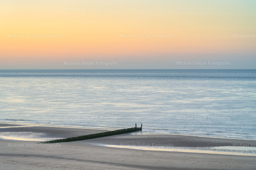 Buhne am Strand von Zoutelande | Die charakteristische Buhne führt hinaus in die Weite der Nordsee und verleiht diesem Küstenmotiv eine besondere Tiefe. Zwischen feinem Sandstrand, Meer und weitem Horizont entsteht eine ruhige, zeitlose Atmosphäre.Aufgenommen am Strand von Zoutelande in Zeeland, Niederlande – ein stimmungsvolles Landschaftsfoto für alle, die die Nordsee, die niederländische Küste und die besondere Schönheit Zeelands lieben. - Realisiert mit Pictrs.com