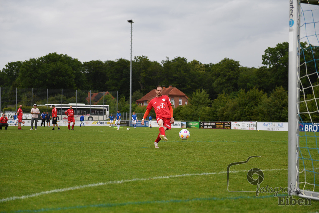 SV Brake Ü40-BW Bümmerstede (Ü40) | Kreispokal Finale Jade-Weser-Hunte Ü40; SV Brake Ü40 (rot)-BW Bümmerstede Ü40 (weiß) am 15.06.2025 in Rastede (Sportanlage Köttersweg), Photo: Philip Eiben 2025 - Realisiert mit Pictrs.com