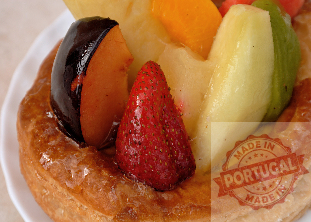 Close-up fruit tart puff pastry dessert | Sweet fruit tart with strawberries and plums on puff pastry - Realized with Pictrs.com