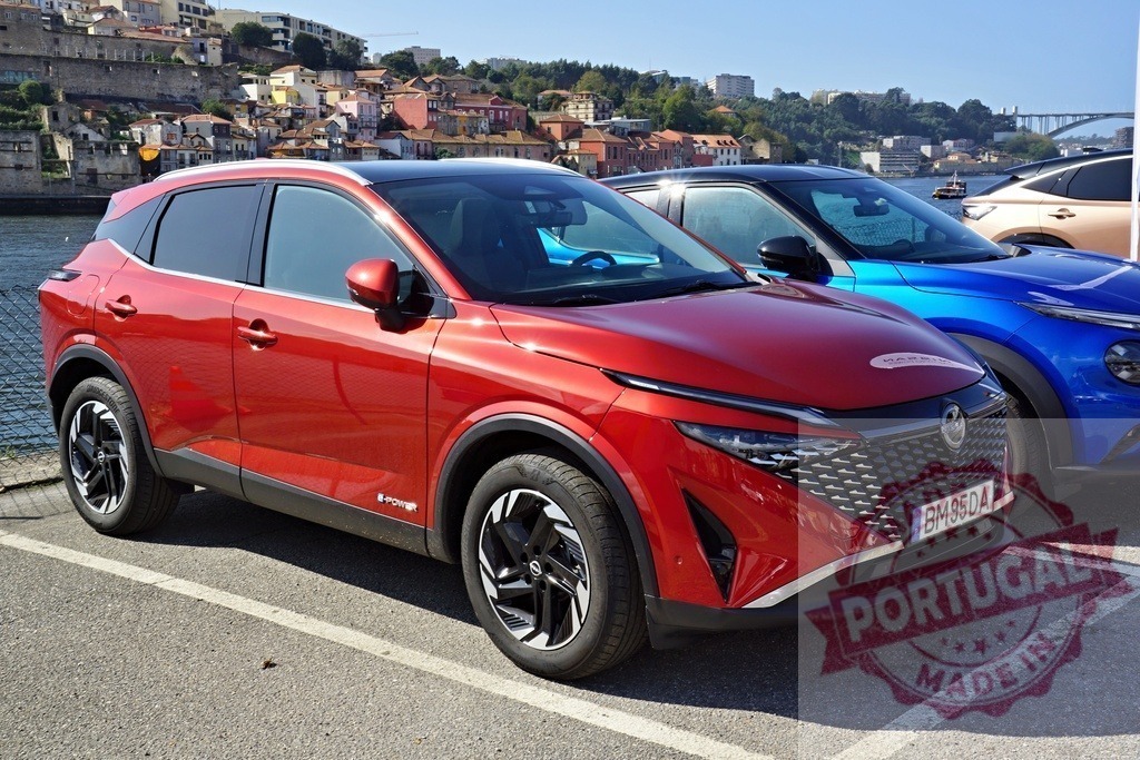 Red Nissan Qashqai e-Power parked in Porto | Red Nissan Qashqai e-Power crossover with city view along Douro river - Realisiert mit Pictrs.com