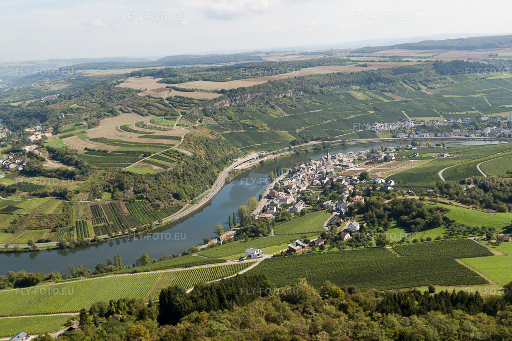 Vue aérienne: Vue de la ville à Machtum dans le département Greiwemacher, Luxembourg. Photo: IMG_33663.jpg prise le 11/09/2010 par Werner Riehm/FLY-FOTO.eu – Résolution de l'original: 4752 x 3168 px
