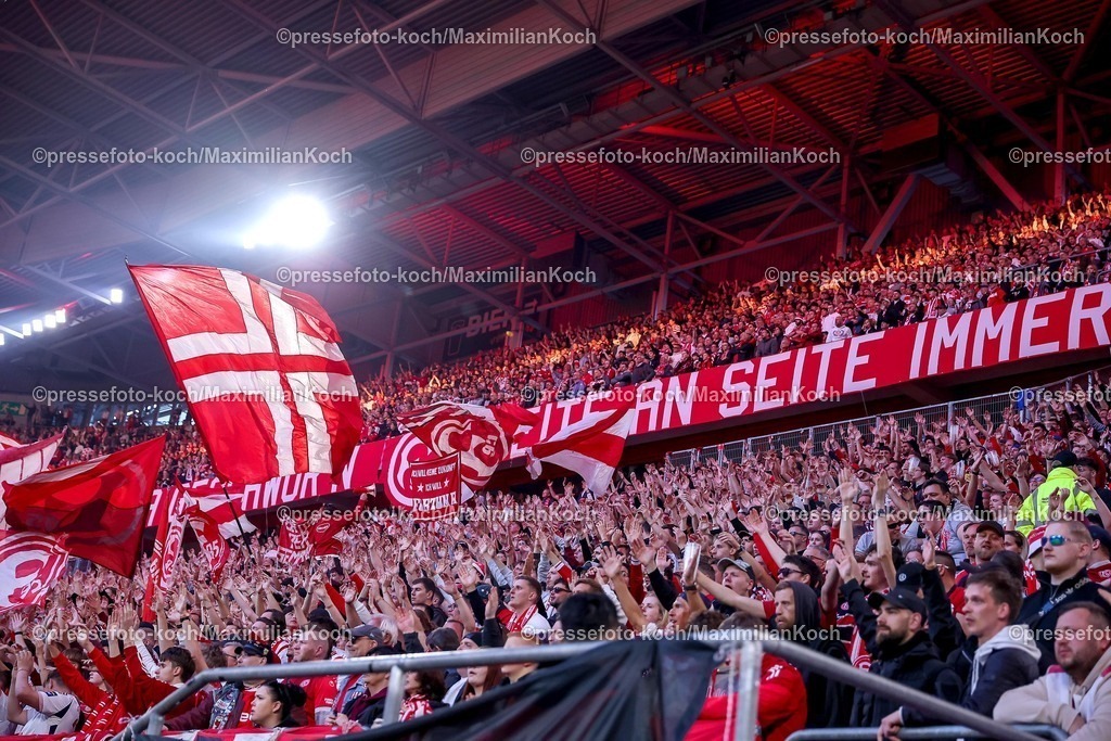 F9524042601064 | 24.04.2026, Fußball, Fortuna Düsseldorf - SC Dynamo Dresden, 2. Fußball Bundesliga, Herren, Merkur Spiel-Arena, 31. Spieltag, Saison 2025 2026: Jubelnde Fans auf der Haupttribüne nach dem 3:0 Sieg. Atmosphäre Jubel Feature Tribüne Fortunafans Fußballfans  DFB regulations prohibit any use of photographs as image sequences and or quasi-video.