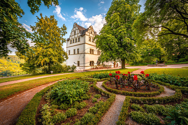 2023-07-02_19-26-48_980 | Blick auf das Renaissanceschloss im Schlosspark der Dornburger Schlösser bei Jena, Dornburg-Camburg, Thüringen, Deutschland - Realisiert mit Pictrs.com