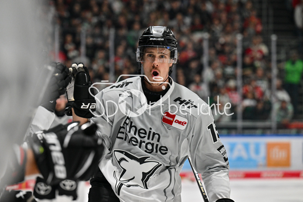 Augsburger Panther - Kölner Haie | Jubel der Haie nach dem Treffer zum 2-4 durch Louis-Marc AUBRY (Koelner Haie #15)  / Tor / Torschuetze / Freude / happy / DEL: Augsburger Panther - Kölner Haie, Curt Frenzel Stadion am 29.09.2024