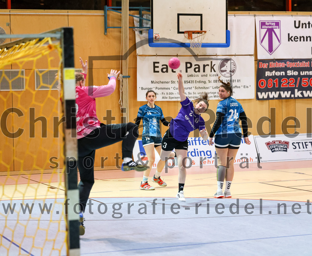 2023-01-21_085_SpVgg_Altenerding_gegen_TSV_Karlsfeld | Erding, Deutschland, 21.01.2023:
Handball, Bezirksoberliga Frauen Altbayern 2022 / 2023, 8. Spieltag, SpVgg Altenerding gegen TSV Karlsfeld, Endergebnis: 28:24

Johanna Forstner (TSV Eintracht Karlsfeld, #12), Laura Weiss (TSV Eintracht Karlsfeld, #14), Katharina Künstner (SpVgg Altenerding, #3), Janine Klapproth (TSV Eintracht Karlsfeld, #24)

Foto: Christian Riedel / fotografie-riedel.net