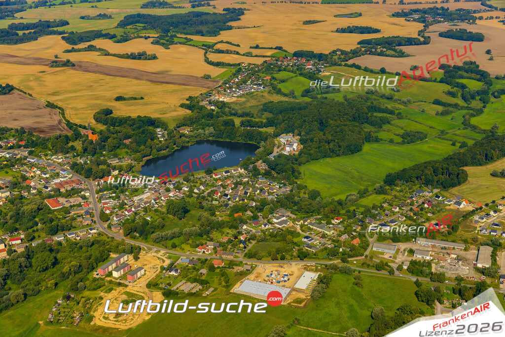 Neue Luftbildaufnahme der Stadt Satow - Das Luftbild wurde 2025 vom UL-Flugzeug heraus erstellt ( keine Drohnenaufnahme ) - Hochauflösende Luftaufnahme - für Wandbilder und großformatige Ausdrucke geeignet. Das besondere Geschenk!Hier alle&nbsp;Infos zur Lizenzierung der LuftaufnahmeWir fliegen auch dieses Jahr wieder in Ihre Region um Luftbilder zu erstellen.- Luftbild anfragen