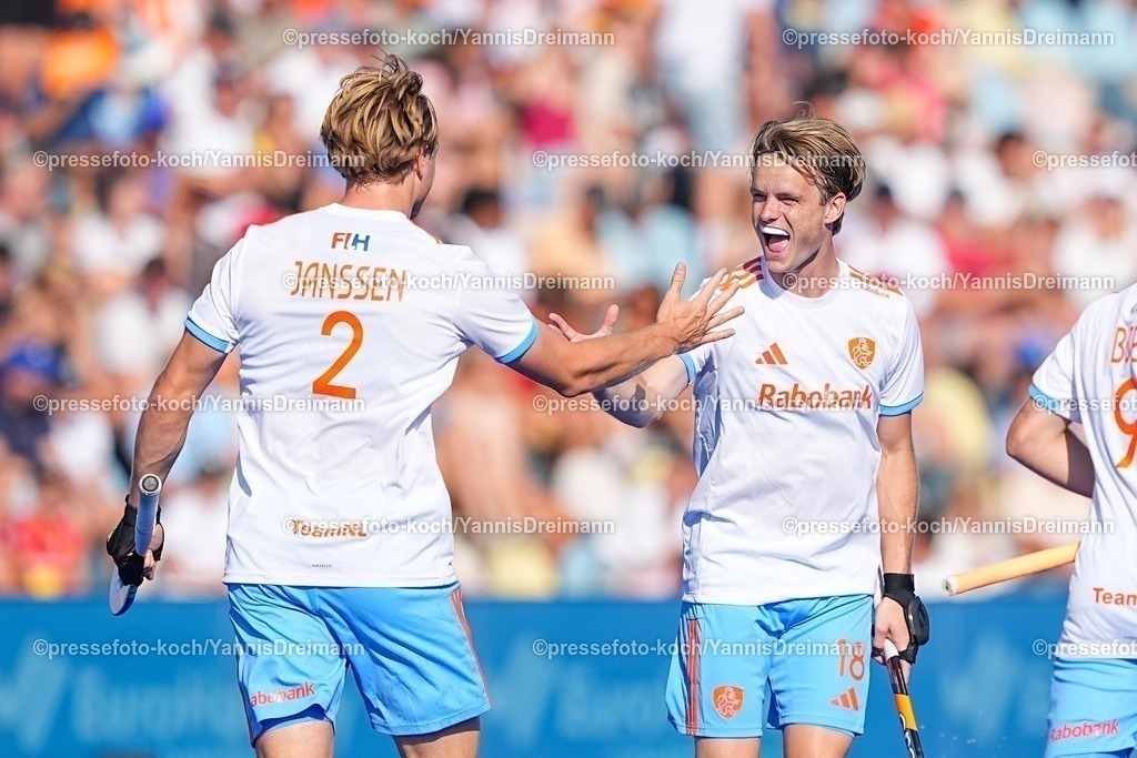 xydrx10082504012 | 10.08.2025, xydrx, Herren EuroHockey Championship 2025, Gruppenphase, Gruppe A, Belgien - Niederlande, Sparkassenpark Mönchengladbach: Torjubel nach dem Tor zum 2:1 für die Niederländische Feldhockey Nationalmannschaft durch Torschütze Jip Janssen (NED #2) zusammen mit Oliver Hortensius (NED #18)