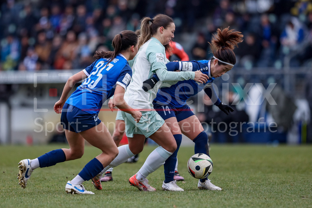Fussball, Google Pixel Frauen-Bundesliga, 1. FFC Turbine Potsdam - SV Werder Bremen | v.li.: Suya Haering (1. FFC Turbine Potsdam, 25), Maja Sternad (SV Werder Bremen, 11) und Sara Ito (1. FFC Turbine Potsdam, 14) im Zweikampf, Duell, Dynamik, Aktion, Action, Spielszene, DIE DFB-RICHTLINIEN UNTERSAGEN JEGLICHE NUTZUNG VON FOTOS ALS SEQUENZBILDER UND/ODER VIDEOÄHNLICHE FOTOSTRECKEN. DFB REGULATIONS PROHIBIT ANY USE OF PHOTOGRAPHS AS IMAGE SEQUENCES AND/OR QUASI-VIDEO.