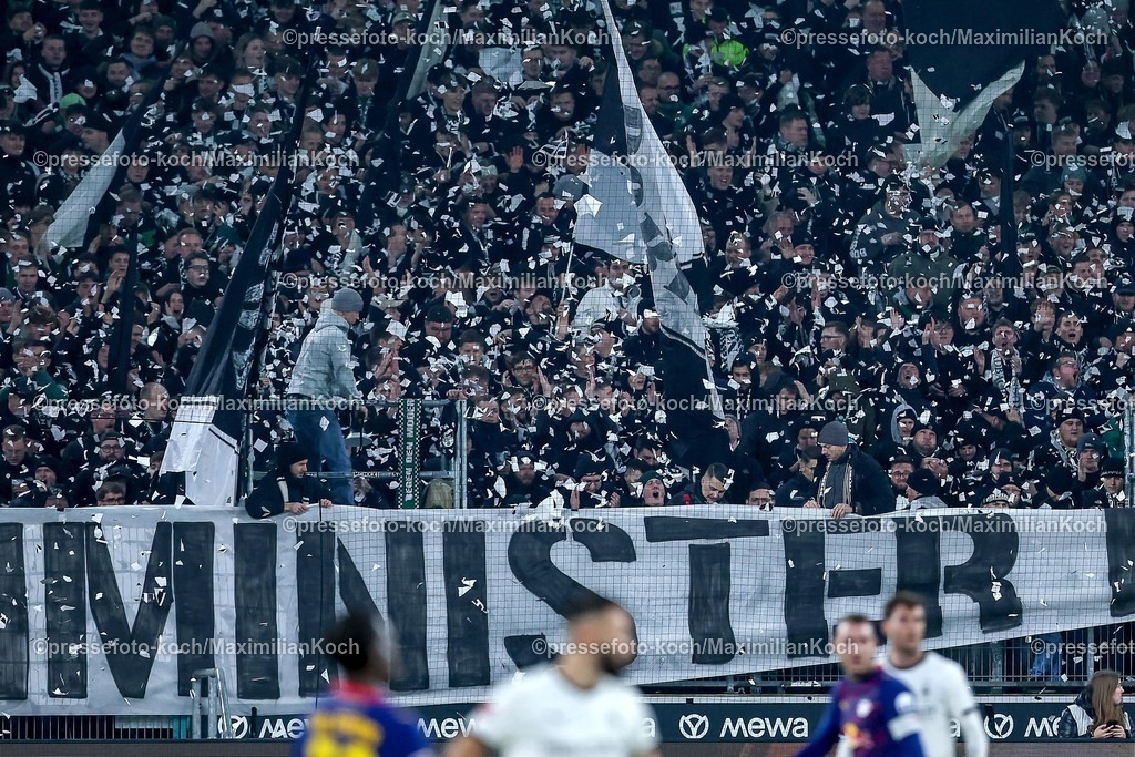 BMG28112501020 | 28.11.2025, Fußball, Borussia Mönchengladbach - RB Leipzig, 1. Fußball Bundesliga, 12.Spieltag, Borussia-Park, Saison 2025 2026: Choreografie Choreo Choreography Zerrissene Pappen werden Weggeworfen Nein zu den Plänen der Innenministerkonferenz Schilder Tribüne Protest Protestaktion DFB regulations prohibit any use of photographs as image sequences and or quasi-video.