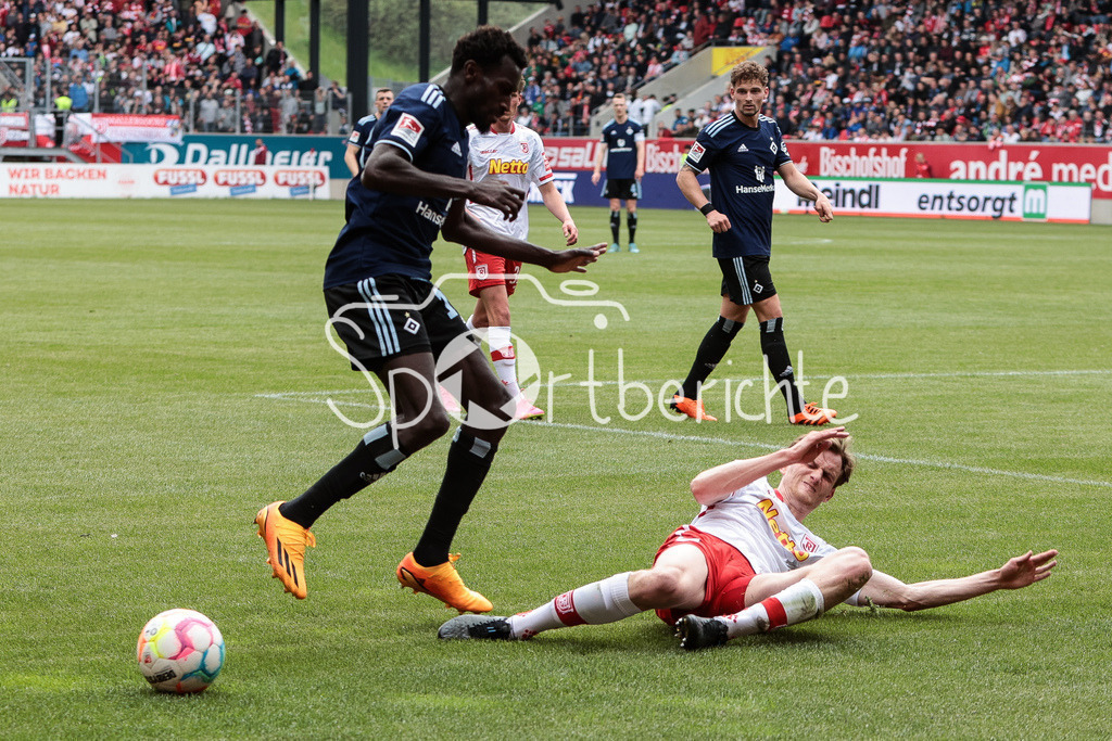 SSV Jahn Regensburg - Hamburger SV | Bakery JATTA (HSV #18) im Duell mit Scott KENNEDY (SSV #24)/ DFL REGULATIONS PROHIBIT ANY USE OF PHOTOGRAPHS AS IMAGE SEQUENCES AND/OR QUASI-VIDEO