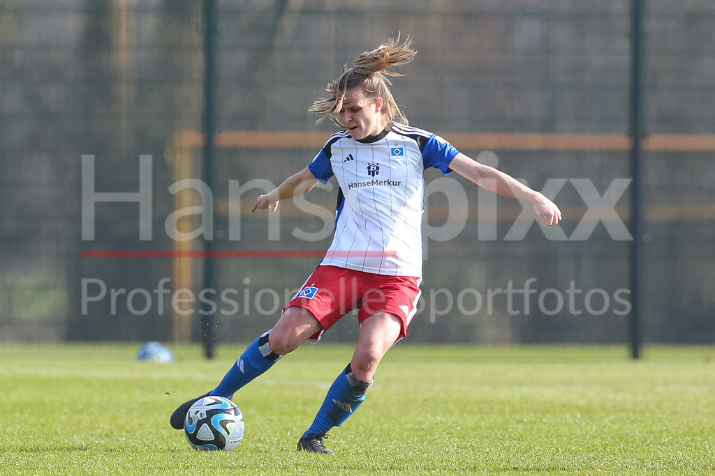 Fussball, 2. Frauen-Bundesliga, Hamburger SV - Eintracht Frankfurt II | v.li.: Jana Braun (Hamburger SV, 15) am Ball, Freisteller, Einzelbild, Ganzkörper, Aktion, Action, Spielszene, DIE DFB-RICHTLINIEN UNTERSAGEN JEGLICHE NUTZUNG VON FOTOS ALS SEQUENZBILDER UND/ODER VIDEOÄHNLICHE FOTOSTRECKEN. DFB REGULATIONS PROHIBIT ANY USE OF PHOTOGRAPHS AS IMAGE SEQUENCES AND/OR QUASI-VIDEO.