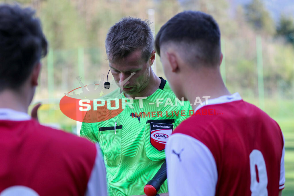 AUSTRIA U15 - MEXICO U15 | STEPHAN OREL (Assistant referee) ROMEO MÖRTH (Austria #8) ; AUSTRIA U15 - MEXICO U15 am 29.04.2022 in Arnoldstein
(Sportplatz), AUSTRIA, (Photo by Ernst Krawagner sport-fan.at) - Realisiert mit Pictrs.com
