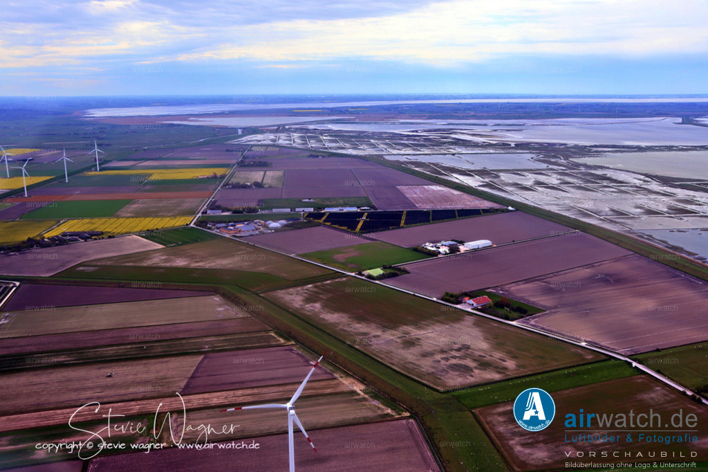Luftbild GP JOULE | GP JOULE ist ein integrierter Energieversorger, der in allen Bereichen der Energie-Wertschöpfungskette aktiv ist, von der Erzeugung bis zur Nutzung. Das Unternehmen plant, baut und führt Solar- und Windparks, errichtet Wasserstoffinfrastrukturen, realisiert Nahwärmenetze und setzt E-Mobilität für Unternehmen und Kommunen um. GP JOULE beliefert Kunden mit Strom und ermöglicht Bürgerinnen und Bürgern die Beteiligung an erneuerbaren Energieprojekten.