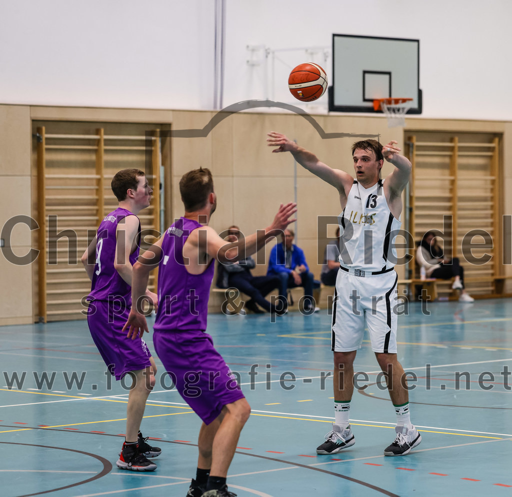 2022-05-01_004_TSV_Vaterstetten_gegen_DJK_Traunstein | Vaterstetten, Deutschland, 01.05.2022:
Basketball, Aufstiegsrunde zur Bayernliga 2021 / 2022, 5. Spieltag, TSV Vaterstetten gegen DJK Traunstein, Endergebnis: 87:79

Konstantin Huber (TSV Vaterstetten, #13)

Foto: Christian Riedel / fotografie-riedel.net