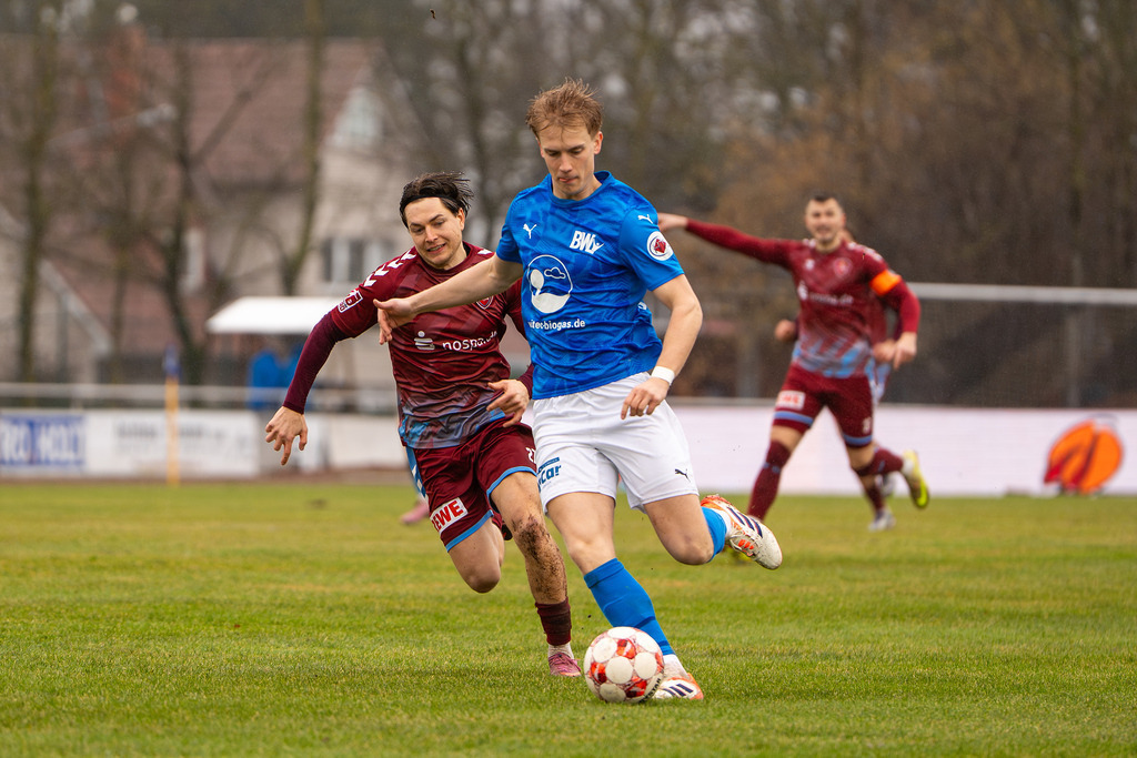 Fußball I Herren I Saison 2025-2026 I Regionalliga Nord I 23. Spieltag I TuS Blau-Weiß Lohne - SC Weiche Flensburg 08 I 0160 | Laurenz Pölking (links) (5, TuS BW Lohne) gefolgt von Sandro Plechaty (27, SC Weiche Flensburg 08)  - Realisiert mit Pictrs.com